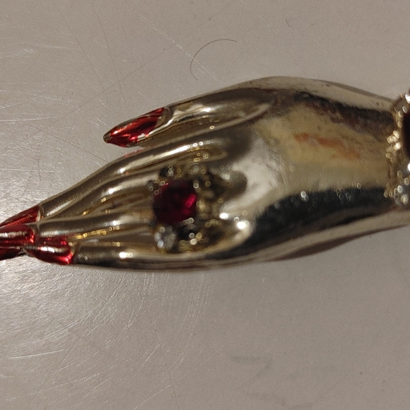 Hand with ring and polished nails brooch - Picture 4 of 5